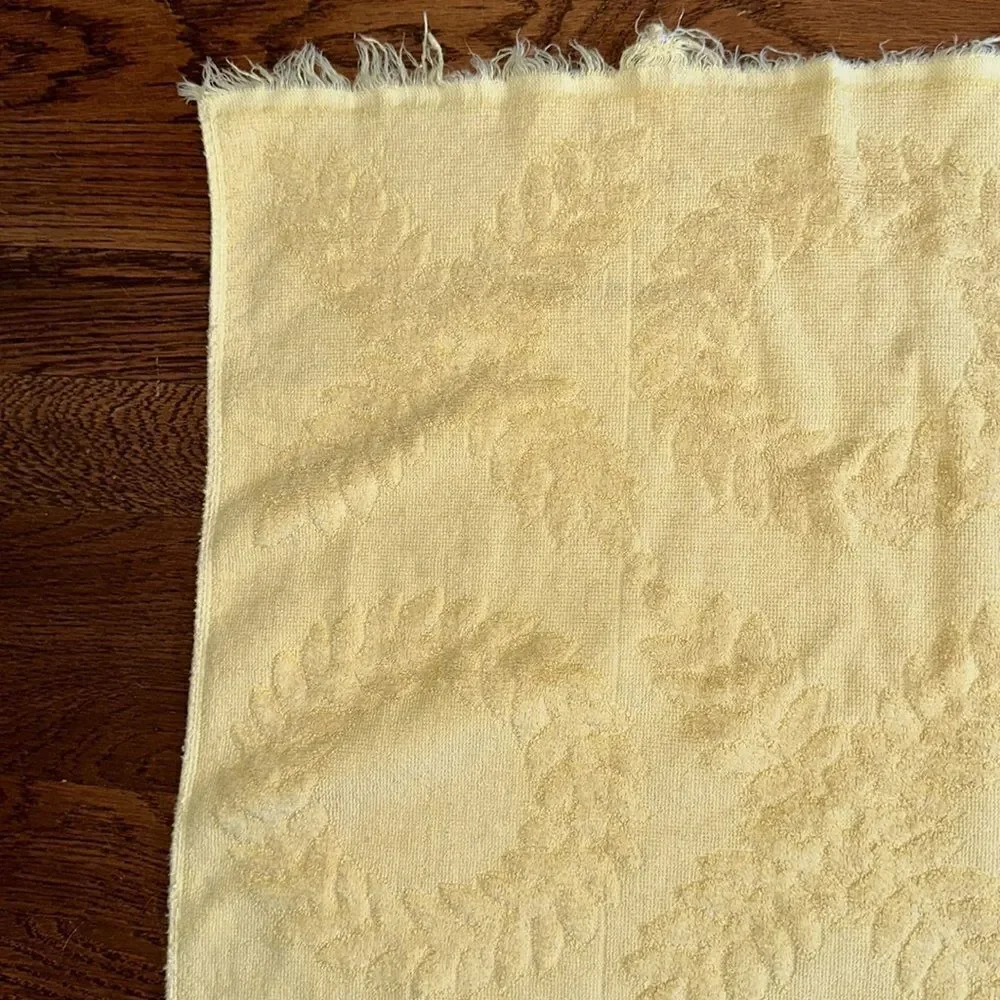 Vintage mid century yellow bath towel with raised wreath &‎ leaf design